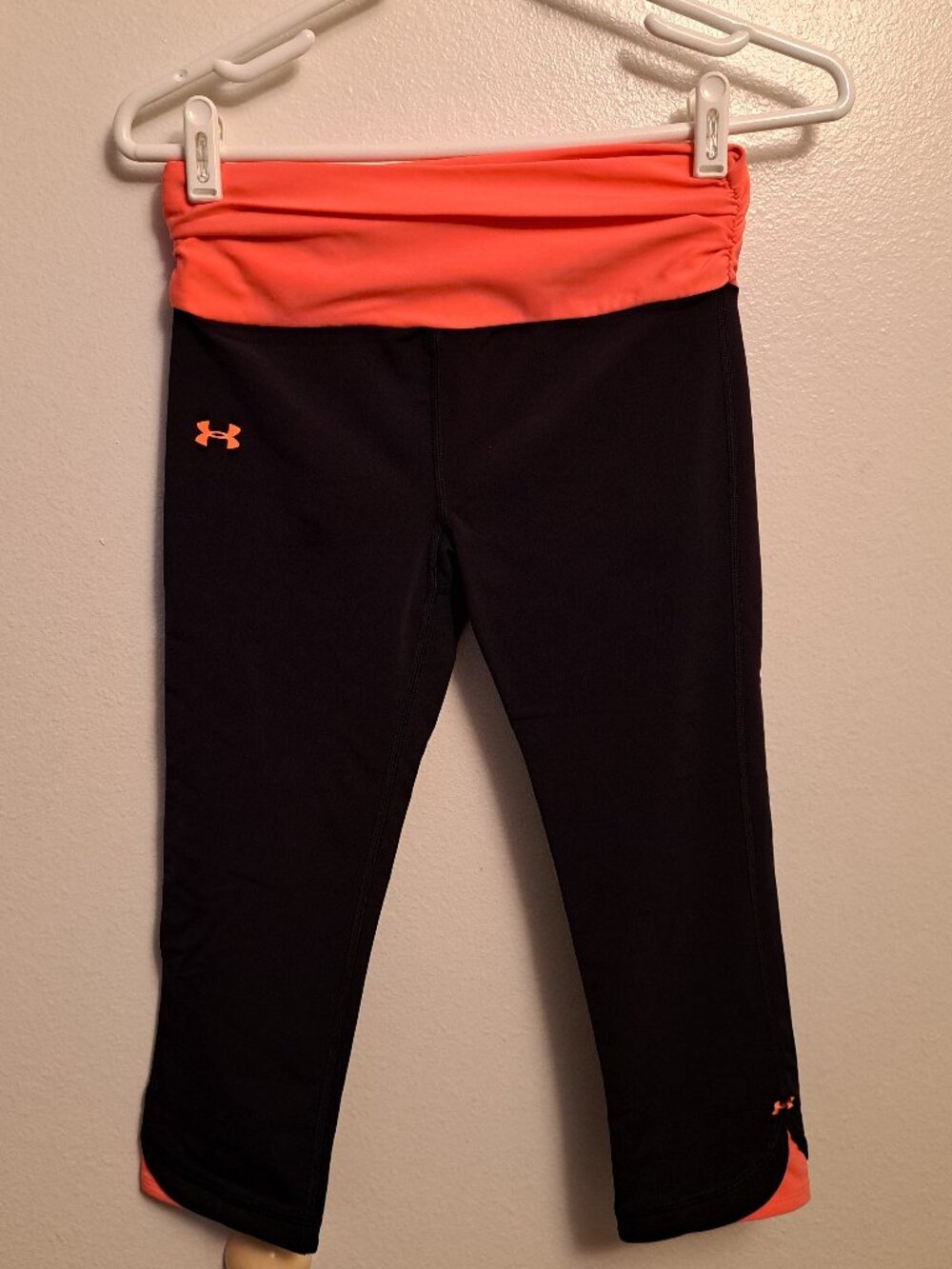 Under Armour HeatGear Compression Capri Leggings,Black W/Orange Accent Like New